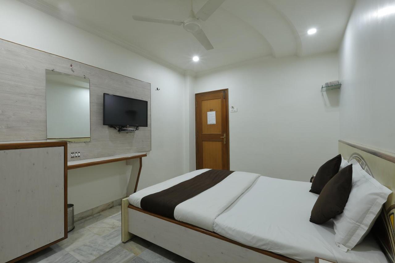 Hotel Good Night Ахмедабад Экстерьер фото