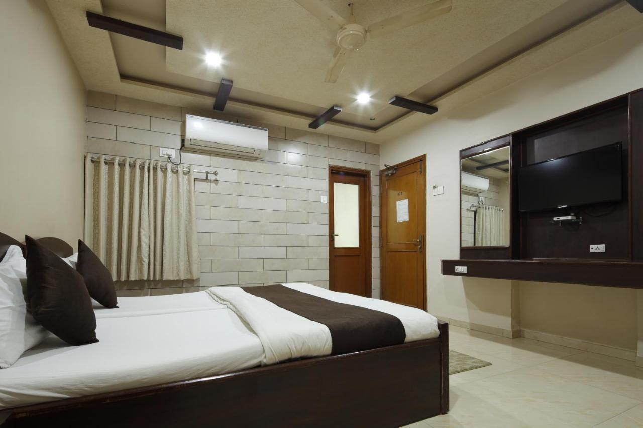 Hotel Good Night Ахмедабад Экстерьер фото