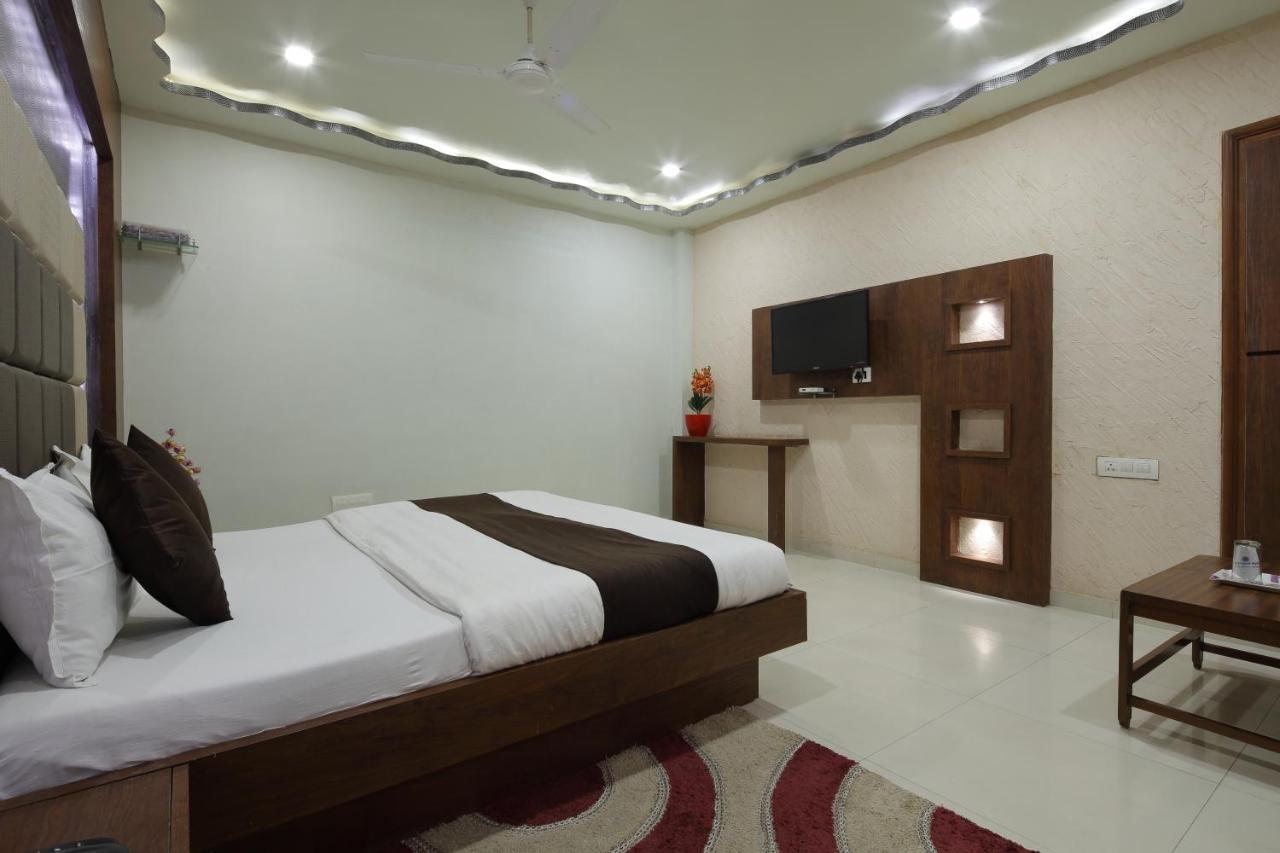 Hotel Good Night Ахмедабад Экстерьер фото