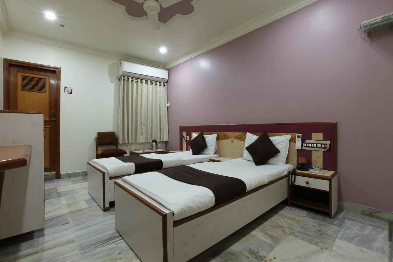 Hotel Good Night Ахмедабад Экстерьер фото